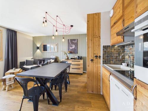 une cuisine et une salle à manger avec une table et des chaises dans l'établissement Appartement 2 Pièces Cabine pour 6 Personnes - Skis aux Pieds, Balcons, Parking, WIFI ! - FR-1-398-548, à La Rosière