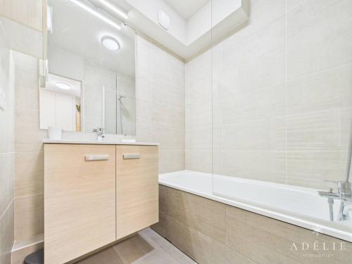 La salle de bains est pourvue d'une baignoire, d'un lavabo et d'une baignoire. dans l'établissement Appartement 2 Pièces Cabine pour 6 Personnes - Skis aux Pieds, Balcons, Parking, WIFI ! - FR-1-398-548, à La Rosière