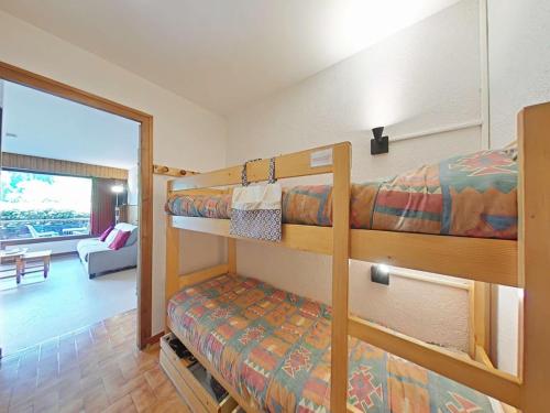 Cet appartement comprend une chambre avec deux lits superposés et un salon. dans l'établissement Studio confortable - 4 pers, parking, animaux acceptés - FR-1-241-97, au Grand-Bornand