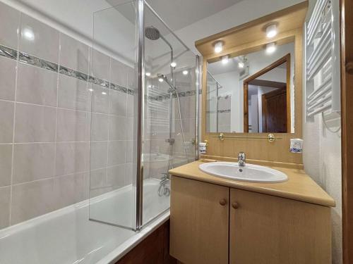 une salle de bain avec un lavabo et une douche dans l'établissement Charmant T2 cabine avec parking à Praz-sur-Arly - 4 pers - FR-1-603-49, à Praz-sur-Arly