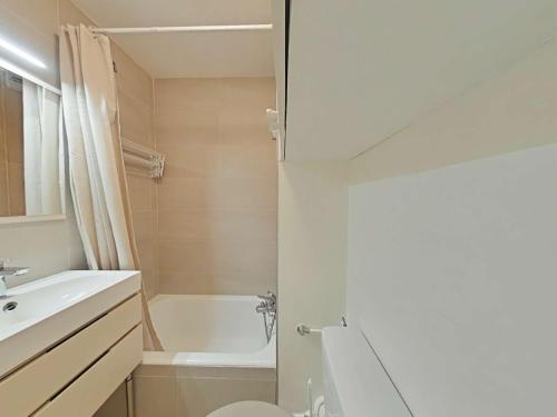 une salle de bain avec toilettes, lavabo et baignoire dans l'établissement Studio confortable - 4 pers, parking, animaux acceptés - FR-1-241-97, au Grand-Bornand