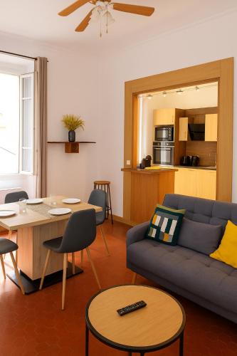 un salon avec un canapé et une table dans l'établissement Appartement cosy et charmant T4, à Marseille