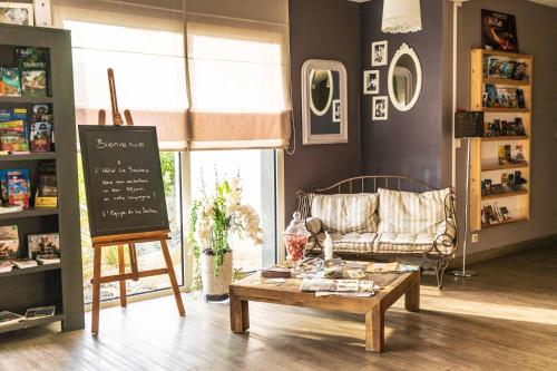 a living room with a coffee table and a couch at The Originals City, Hôtel La Saulaie, Saumur Ouest in Doué-la-Fontaine