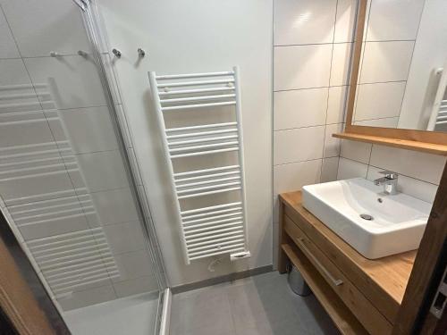 une salle de bain avec douche et lavabo dans l'établissement Appartement 3 pièces avec parking couvert, proche commodités - FR-1-594-331, à Hauteluce
