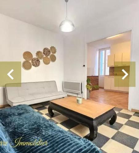 un salon avec un canapé et une table basse dans l'établissement Les hébergements de la plage en ville, à Martigues