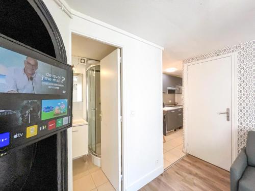 Il comprend un salon doté d'une télévision à écran plat. dans l'établissement 149 - Urban Cosy Flat in Paris, à Paris