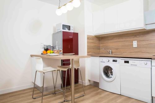 Kuchyň nebo kuchyňský kout v ubytování Perle de Nice - 50 mètres de la plage, Clim, Wifi