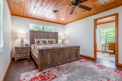 une chambre avec un lit et un ventilateur de plafond dans l'établissement Creekfront Lodge By Avada Properties, à Pigeon Forge