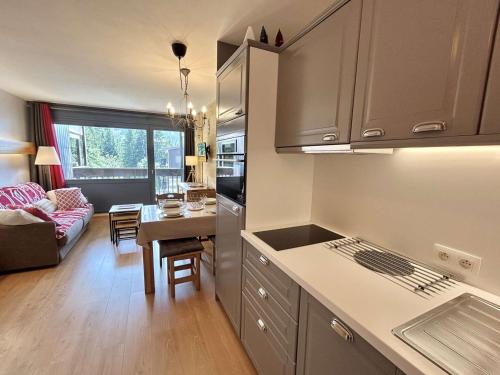 une cuisine et un salon avec un canapé et une table dans l'établissement Studio à Megève avec parking souterrain et casier à skis - FR-1-597-189, à Megève