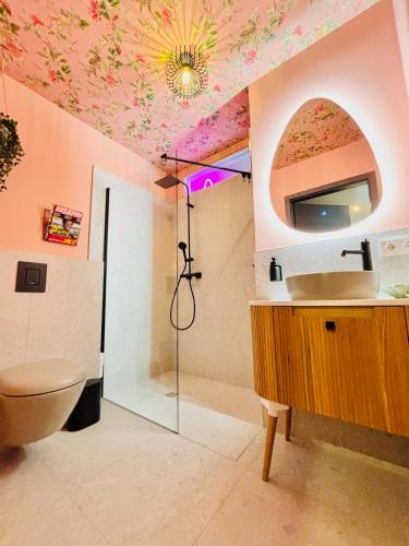 a bathroom with a toilet and a sink and a mirror at PenthouseNeuruppin direkt am See in Neuruppin