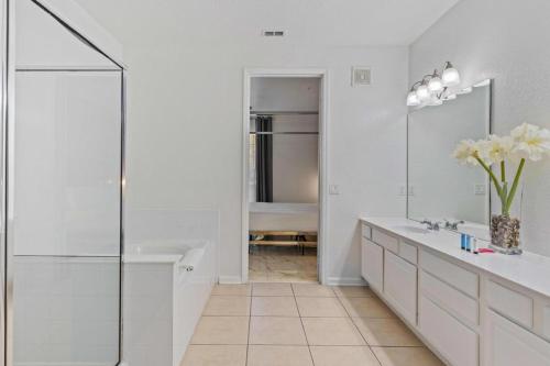 Bilik mandi di 4840 One-of-a-kind luxury 4 BD at Vista Cay 107
