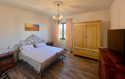 - une chambre avec un lit, une commode et une télévision dans l'établissement Villa Fontalta, à Cavriglia