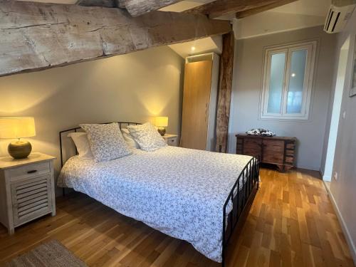 une chambre avec un lit et un parquet dans l'établissement 1 bedroom, Best location in Nice, à Nice
