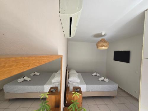 Кровать или кровати в номере Karaoulanis Apartments