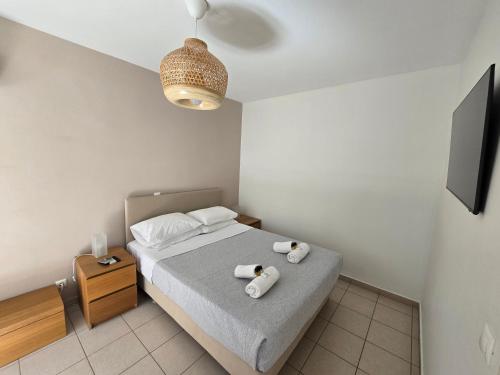 Кровать или кровати в номере Karaoulanis Apartments