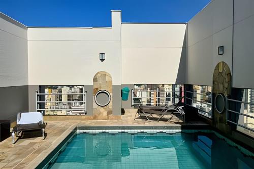 una piscina en medio de un edificio en Confortável Flat no Centro, en Londrina