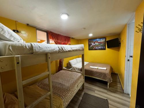 Ένα ή περισσότερα κρεβάτια σε δωμάτιο στο Hotel Jimmy Latacunga