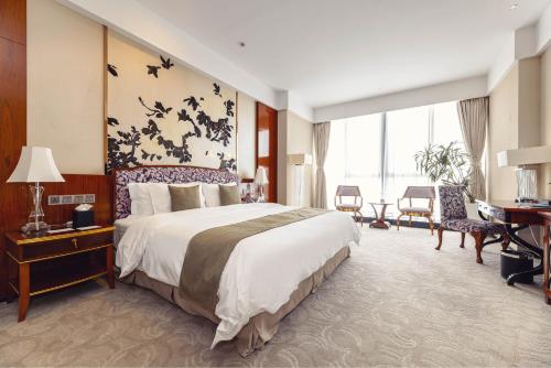 Postel nebo postele na pokoji v ubytování Hotels & Preference Hualing Tbilisi