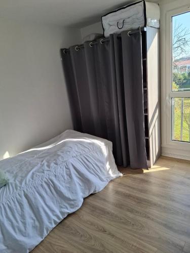 une chambre avec un lit et une fenêtre dans l'établissement Anglet T3 ideal vacances, à Anglet