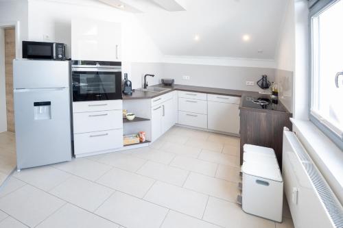 Η κουζίνα ή μικρή κουζίνα στο Exklusive Maisonette 91 qm 4 Zimmer 1-9 Personen in Ingolstadt nähe A9, inklusive Parkplatz am Haus, Netflix, Kaffee, Tee, 24-h self-check-in, ideal für Gruppen, Familien und Geschäftsreisende