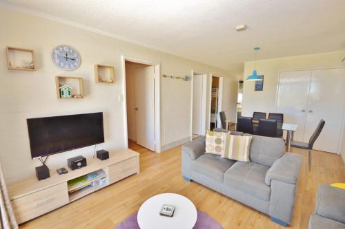 ein Wohnzimmer mit Couch und Flachbildfernseher in der Unterkunft Riverview Holiday Apartment 19 - Kalbarri, WA in Kalbarri