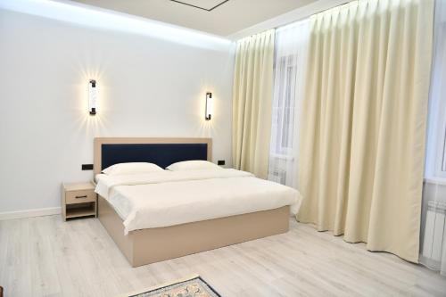 Postel nebo postele na pokoji v ubytování QUT Hotel