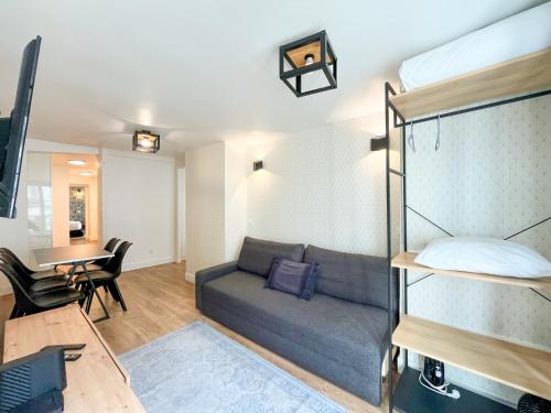 - un salon avec un lit et un bureau dans l'établissement 152 - Urban Cosy Flat in Paris, à Paris