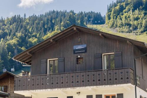 un bâtiment avec une clôture au-dessus dans l'établissement Simply Morzine - Chalet Coeur de Morzine, à Morzine