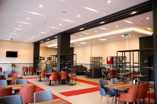 un ristorante con tavoli e sedie nella hall di Alnada Resort a Düzköy