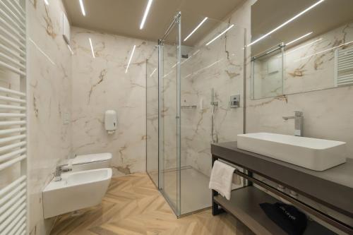 Un baño de Aurora ApartHotel