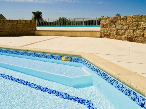- une piscine avec du carrelage bleu au-dessus dans l'établissement Le Gauguin, à Clohars-Carnoët