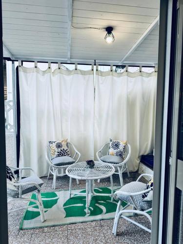 a patio with a table and chairs and a window at Casa Anita-relax e comodità in Cala Gonone