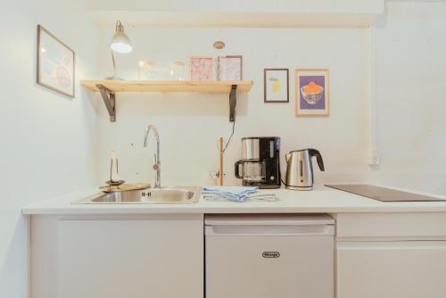 Η κουζίνα ή μικρή κουζίνα στο Cozy Central Tiny House Retreat