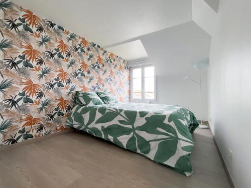 - une chambre avec un lit et une couette verte et blanche dans l'établissement 10min de Disney Duplex 2ch avec Parking & Balcon, à Bailly-Romainvilliers