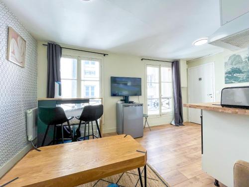 un salon avec un bureau et une télévision dans l'établissement 163 - Urban Studio in Paris, à Paris