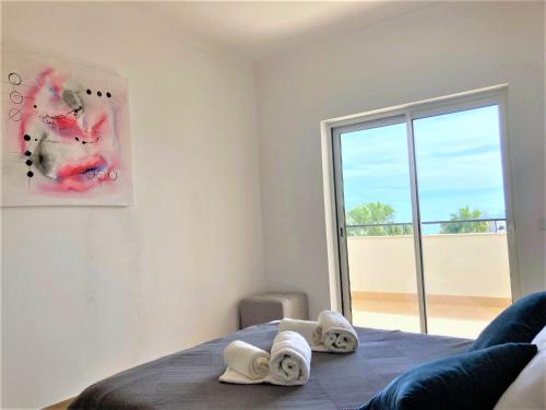 En eller flere senge i et værelse på Lagos Stunning Apartments