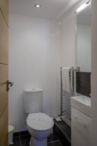 Ένα μπάνιο στο Granada Apartments Queens Mansions