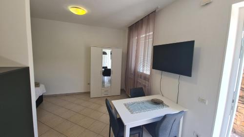 Televisyen dan/atau pusat hiburan di Apartments STRUNAJN