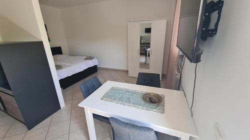 Televisyen dan/atau pusat hiburan di Apartments STRUNAJN