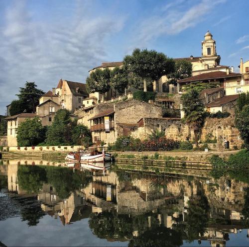 una ciudad en una colina junto a un cuerpo de agua en Chambre D'hôtes Maison Avenue Mondenard, en Nérac