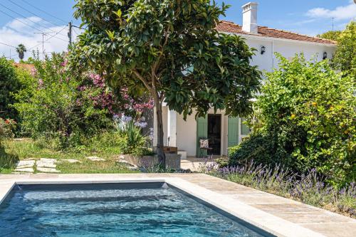 LA VILLA DES FLEURS en duplex avec jardin et piscine