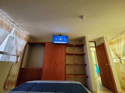 a bedroom with a tv on the ceiling at Tu Espacio Exclusivo Privacidad y Comodidad in Tacna