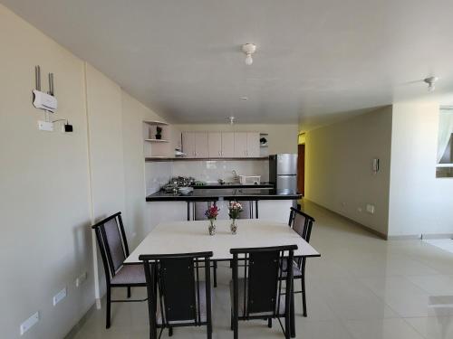 a kitchen and dining room with a table and chairs at Tu Espacio Exclusivo Privacidad y Comodidad in Tacna