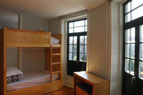 Łóżko lub łóżka piętrowe w pokoju w obiekcie Nice Way Porto Hostel