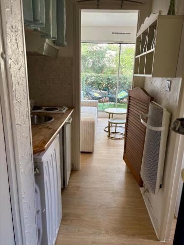 une cuisine avec un évier et un plan de travail dans l'établissement Studio du port, au Cap d'Agde