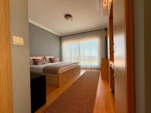 Postel nebo postele na pokoji v ubytování Miromara Hotel Karaburun