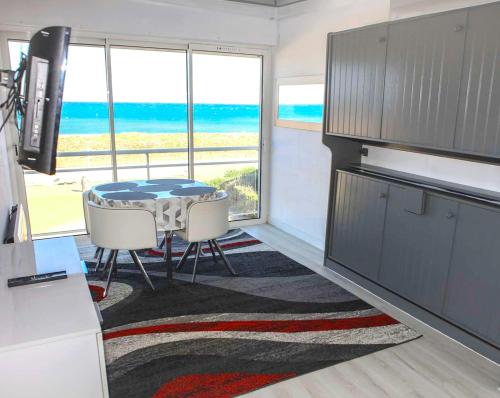 Studio vue mer acces direct à la plage avec parking
