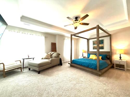 Un dormitorio con una cama con dosel y un sofá. en Rest Easy in North Carolina, en Denver