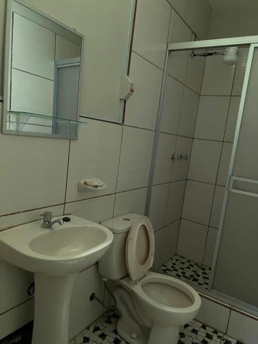 a bathroom with a toilet and a sink at Tu Espacio Exclusivo Privacidad y Comodidad in Tacna