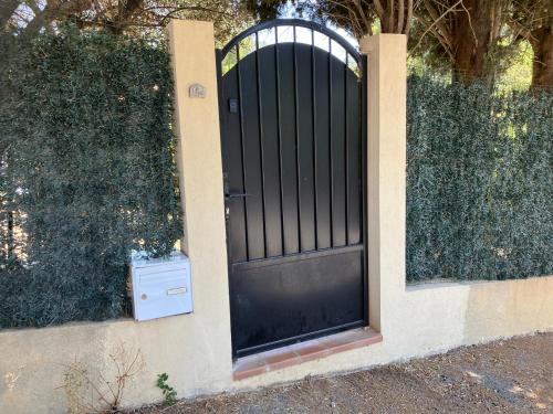 Photo de la galerie de l'établissement Paillote à Baudouvin Studio avec jardin, à La Valette-du-Var